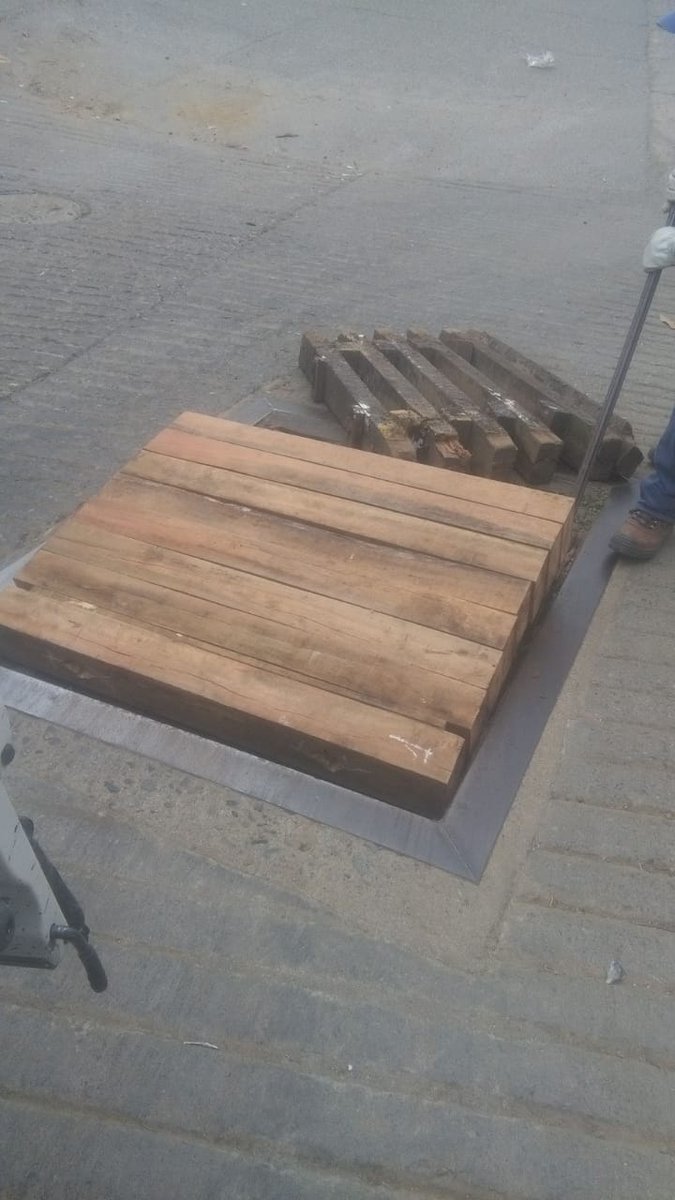 MunicipioValpo's tweet photo. Trabajando en la recuperación de Valparaíso del abandono. Gran parte de los recursos ahorrados ahora van al territorio. Gracias trabajadores municipales que día a día mejoran nuestras calles, barandas, escaleras... https://t.co/nE7qGNDTfO