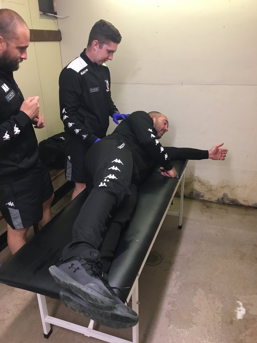 Bloomer113's tweet photo. Nice half time for the gaffer ⁦@CleeTownFC⁩ @davesmith03😂😂😂 https://t.co/wNyouXjUqm