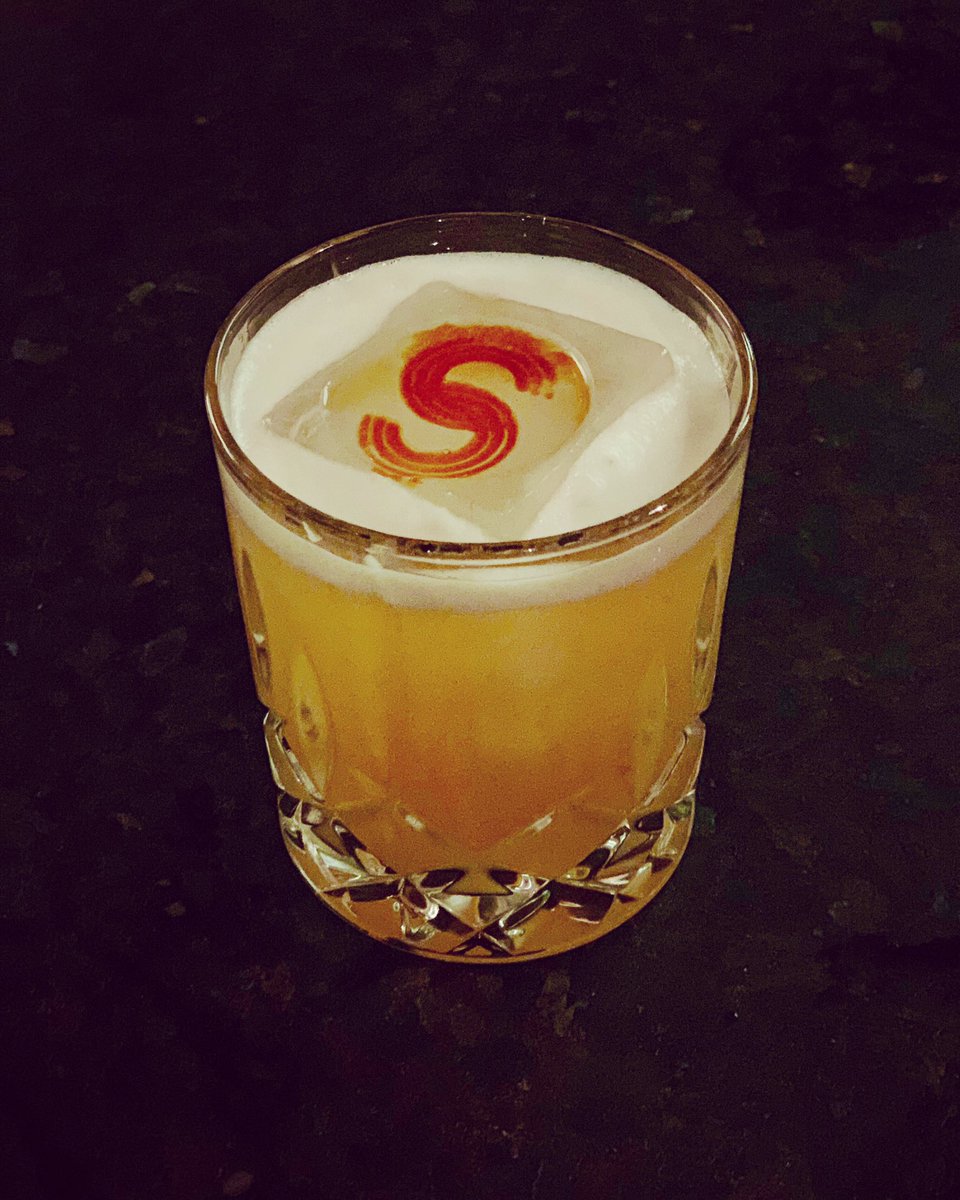 TheShoreClubCA's tweet photo. WHISKEY SOUR | A classic cocktail composed of whiskey, freshly squeezed lemon juice, egg white and bitters, beautifully served with a Shore Club king cube. π
#whiskeysour #kingcube #bitters #whiskey #cocktail #details #tscexperience https://t.co/IhbiCQCorf