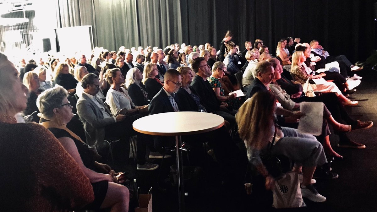 ThomasKRetail's tweet photo. Fantastisk uppslutning på Retail-dagen på ⁦⁦@Formex⁩ , fullsatt under fyra timmar. Jättekul att vara moderator med proffsiga talare som ⁦@MoonSuckSong⁩, Mats Hedenström och Magnus Pettersson https://t.co/ar7I0PiUsU