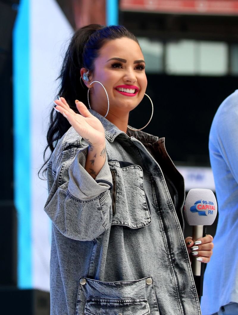 Only hopping on here to say happy birthday to my fave demi lovato i love her sm 