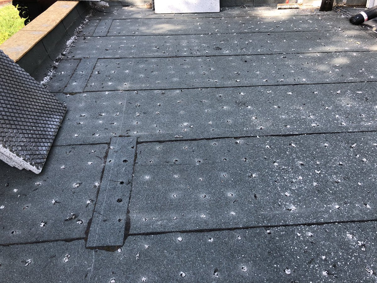 SecuTherm's tweet photo. Ich höre immer die gleichen Fragen wie: echt Sie können abgesoffene Dächer komplett trocknen? Äh, ich nicht... aber SecuTherm kann’s... und was geht da so an Wasser raus (darauffolgende Frage). Hm... bei ihrem Dach so mindestens 8 Liter Wasser/p. a.!!! Ungläubiges kucken... #bau https://t.co/k649mf1l9c