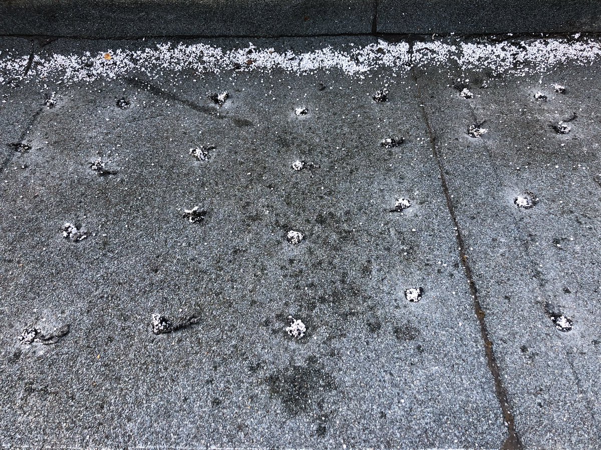 SecuTherm's tweet photo. Ich höre immer die gleichen Fragen wie: echt Sie können abgesoffene Dächer komplett trocknen? Äh, ich nicht... aber SecuTherm kann’s... und was geht da so an Wasser raus (darauffolgende Frage). Hm... bei ihrem Dach so mindestens 8 Liter Wasser/p. a.!!! Ungläubiges kucken... #bau https://t.co/k649mf1l9c