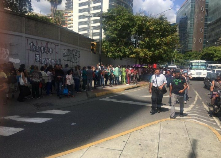 EnCiudadanoCcs's tweet photo. #Caracas camina luego del #apagón, los caraqueños buscan  regresar a sus hogares a bomba y pedal...las penurias que vivimos los ciudadanos ante la incapacidad de la Dictadura corrupta.
#ceselausurpacion. https://t.co/zfWqcFP3YU