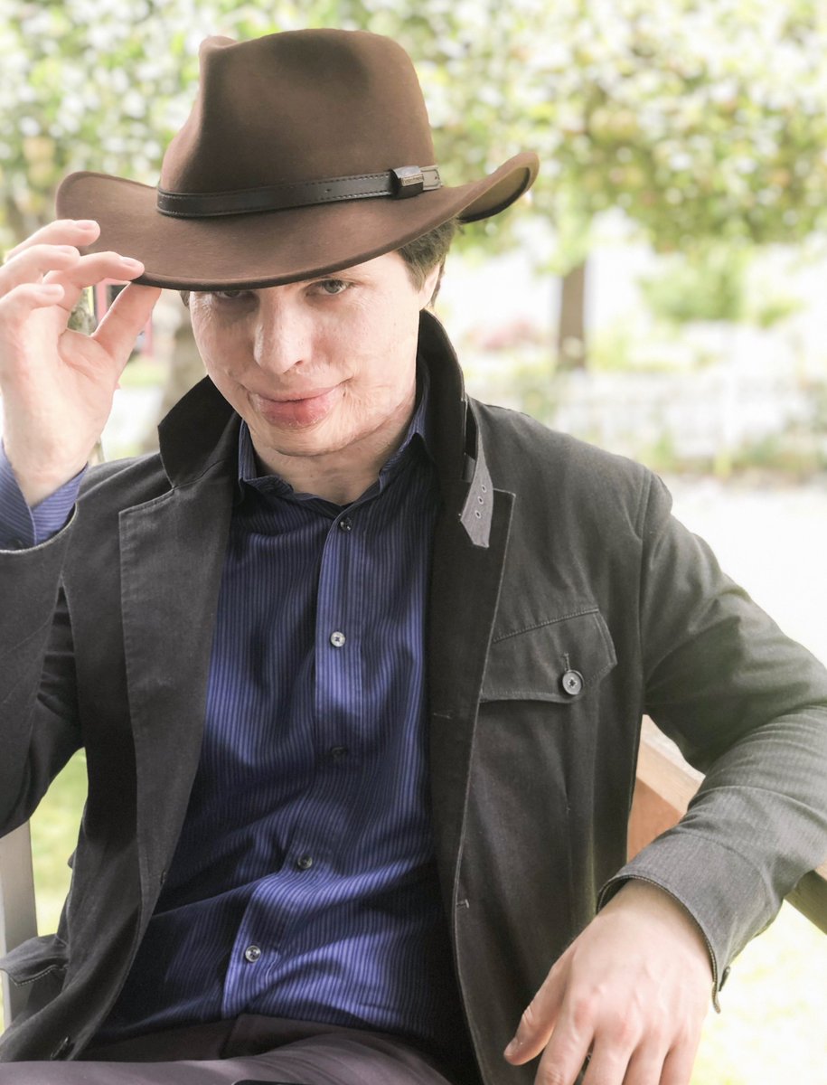 Concluding his 10th triumphant season performing at all the major American summer festivals, Augustin gives a special nod to the American West. Back at you, Augustin! #aspenmusicfestival #violin #augustinhadelich #ClassicalMusic #cowboyhat #schmidtartistsinc