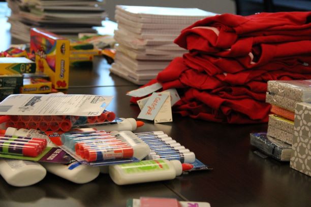 DallasLoveField's tweet photo. Our Employee Advisory Committee worked to collect school supplies over the past few weeks, and delivered them today to Obadiah Knight Elementary School. Wishing everyone a great back to school!
#DALGivesBack https://t.co/gpSAXmAZ2Y