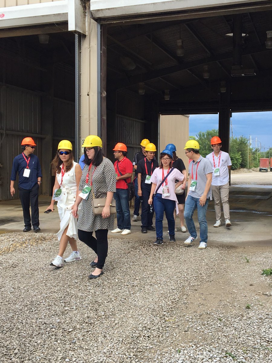 ILSoybean's tweet photo. Next on the #USSoyExchange tour - a stop at CBG loading facility in Joliet. Fun fact: At this facility it takes 8.5 minutes to fill a container with #soybeans. #USSoyEvents https://t.co/7nQ0TUTkqu