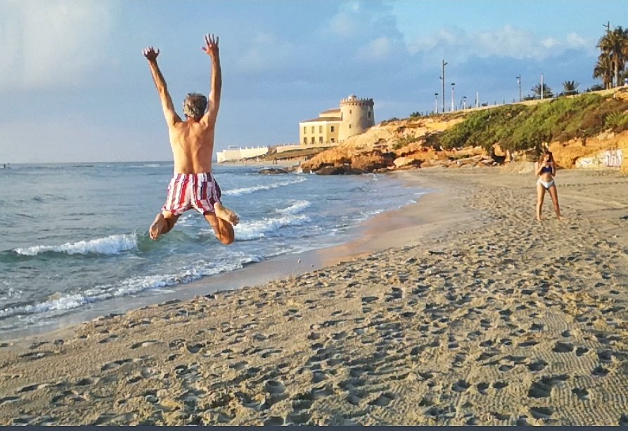 Histopatolomon's tweet photo. @edusqo @_ElRetiro @lara_pijuan @DraEosina @tlabiano @tralimiguel @crazylymphocite @janeirosf @smlungpathguy @Sara_Jiang @JMGardnerMD I decide playing some #sportpath on the beach and also try my #jumpingpath, #jumping and #jumpinbeach #summertimepath #summerpath https://t.co/GgQkO4DBZs