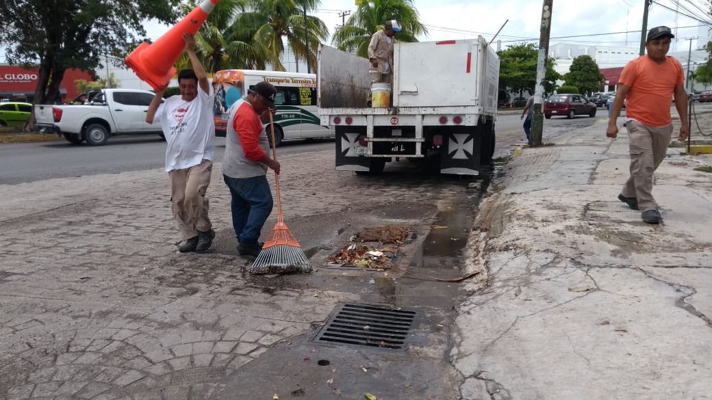 AytoCancun's tweet photo. Nuestras #BrigadasPorCancún continúan trabajando en la limpieza de rejillas y alcantarillas en varios puntos de la ciudad.
¡Toma precauciones al circular por la zona!🚧
#Sm21✔️
#Sm61✔️
#Sm27✔️
#Sm30✔️
#CancúnTierraDeTodos https://t.co/tYn89dY1Dv