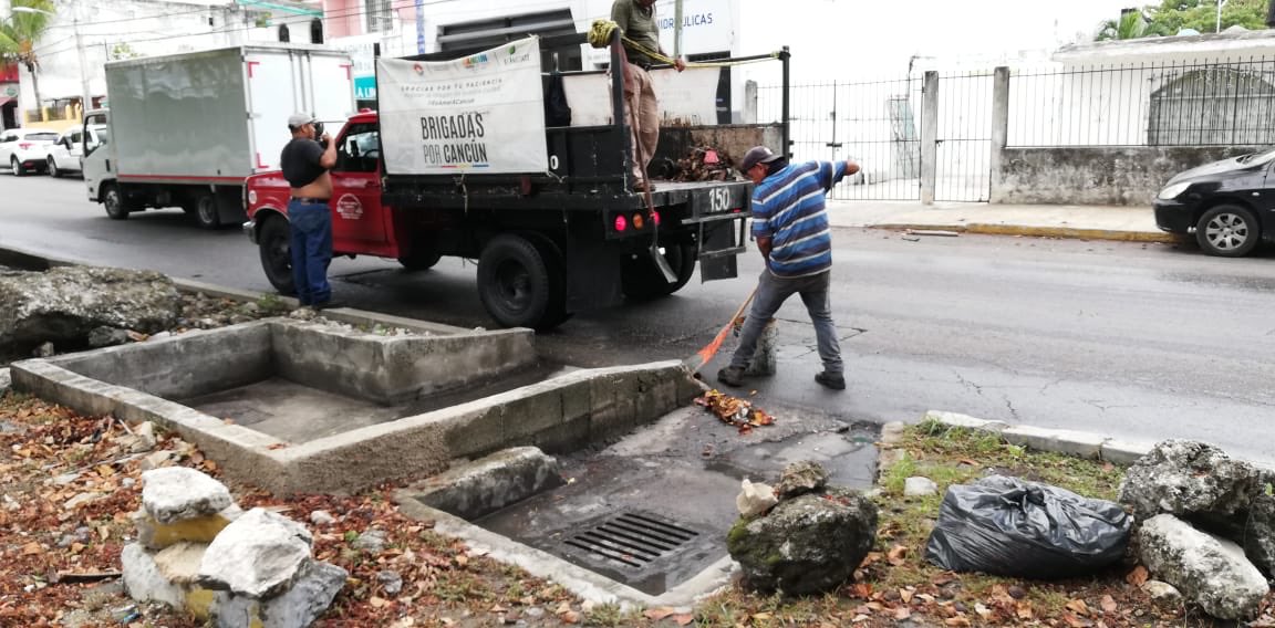 AytoCancun's tweet photo. Nuestras #BrigadasPorCancún continúan trabajando en la limpieza de rejillas y alcantarillas en varios puntos de la ciudad.
¡Toma precauciones al circular por la zona!🚧
#Sm21✔️
#Sm61✔️
#Sm27✔️
#Sm30✔️
#CancúnTierraDeTodos https://t.co/tYn89dY1Dv