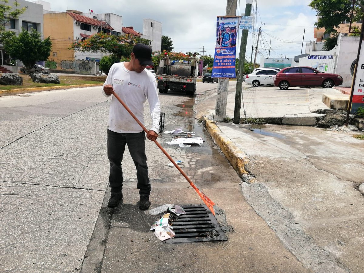 AytoCancun's tweet photo. Nuestras #BrigadasPorCancún continúan trabajando en la limpieza de rejillas y alcantarillas en varios puntos de la ciudad.
¡Toma precauciones al circular por la zona!🚧
#Sm21✔️
#Sm61✔️
#Sm27✔️
#Sm30✔️
#CancúnTierraDeTodos https://t.co/tYn89dY1Dv