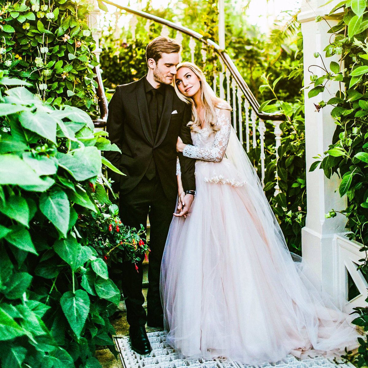 gustavoam1510's tweet image. @pewdiepie @MarziaPie #pewdiepiewedding #pewdiepieedit