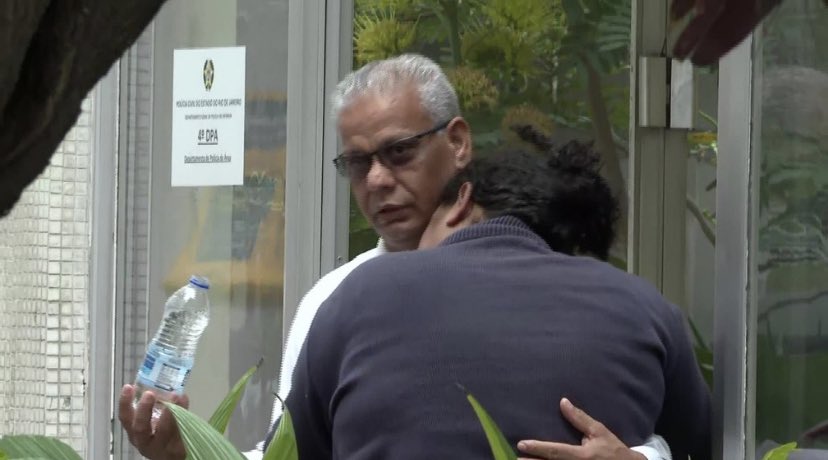 92mrodrigues's tweet photo. Após um sequestro que durou mais de 3 horas com outras 36 pessoas, um refém ampara a mãe do sequestrador. Ela passou mal depois que o filho, de 20 anos, morreu a tiros na ação. 

Essa foto te obriga a pensar na vida. https://t.co/xHw3gvPMlz