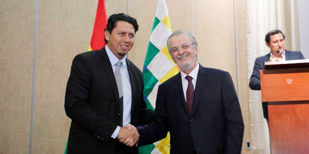 cumpitobarriga's tweet photo. Hoy en el FOROGAS, realizamos la firma del contrato de compra-venta de GLP con el representante legal de la distribuidora COPAGAZ, por un volumen de hasta 72.000 toneladas por año y nos permite tener nuevas relaciones con empresas privadas de Brasil.
#YPFB #FOROGAS2019 https://t.co/fCvn2536W5