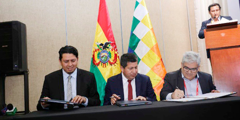 cumpitobarriga's tweet photo. Hoy en el FOROGAS, realizamos la firma del contrato de compra-venta de GLP con el representante legal de la distribuidora COPAGAZ, por un volumen de hasta 72.000 toneladas por año y nos permite tener nuevas relaciones con empresas privadas de Brasil.
#YPFB #FOROGAS2019 https://t.co/fCvn2536W5