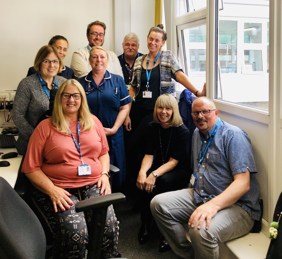 Saratodd16's tweet image. Great to meet our remarkable @DischargeTeam based @WythenshaweHosp whose mission in life is to help people leave hospital and get home safely. Persistence, resilience and compassion by the bucket load #integration