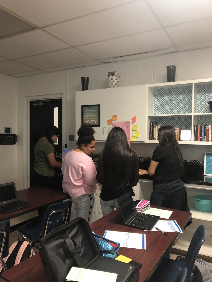 CBaucom1972's tweet photo. Best icebreaker ever! Ss write answers to question stems, group them by theme, then summarize what the majority of the class responded. Great first day at ECHS!! @echstylerisd #fw2 https://t.co/FeL2qquQUE