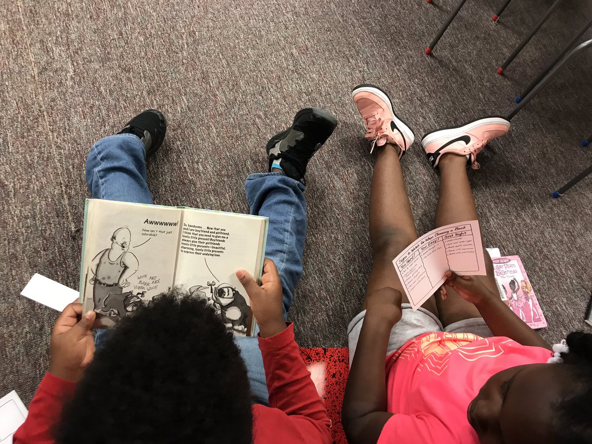 EmanuelTorralba's tweet photo. Today, we helped each other look for signs to help us determine if we’re reading books Just Right for us!  #iPick @bakerelembears  

#LoveToReadHere @COBB_ELA https://t.co/fZhQGkmdHD