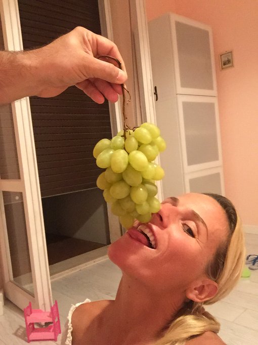 Questa sera sono viziata.....ho voglia di essere imboccata....🤣🤣🤣🤣vi aspetto alle 24 in diretta su https://t