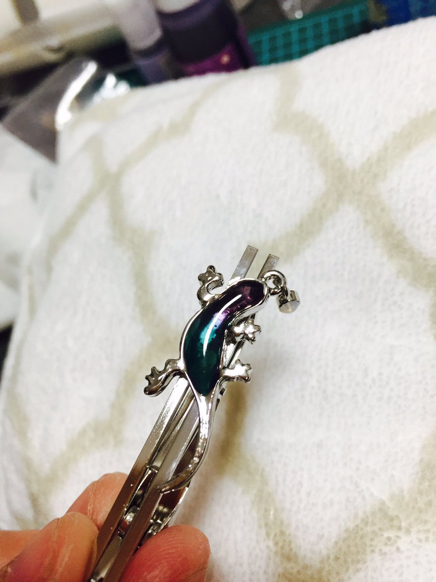 モモねこ コラボ1点お迎え待ち ネクタイピンを作っていました 相変わらずうまく映せないのですが 深い緑と紫の色合いです ネクタイピン メルカリで検索したけどあまり売れてなさそうだったな ハンドメイド ネクタイピン レジン トカゲちゃん