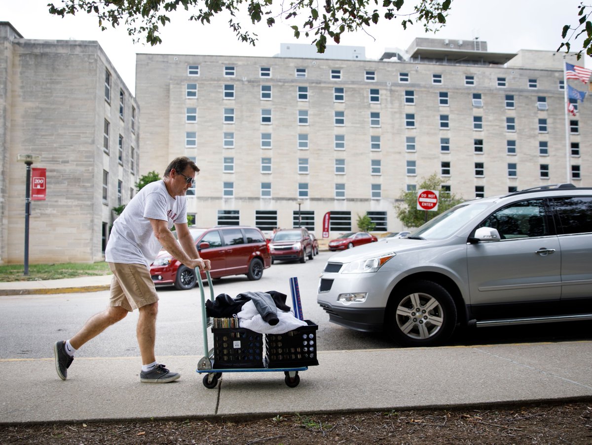 IUBloomington's tweet photo. Grand Move-in Day #1: Wet, but successful. 📦🚙🌦️ #IUMoveIn https://t.co/vaSuy6pgya