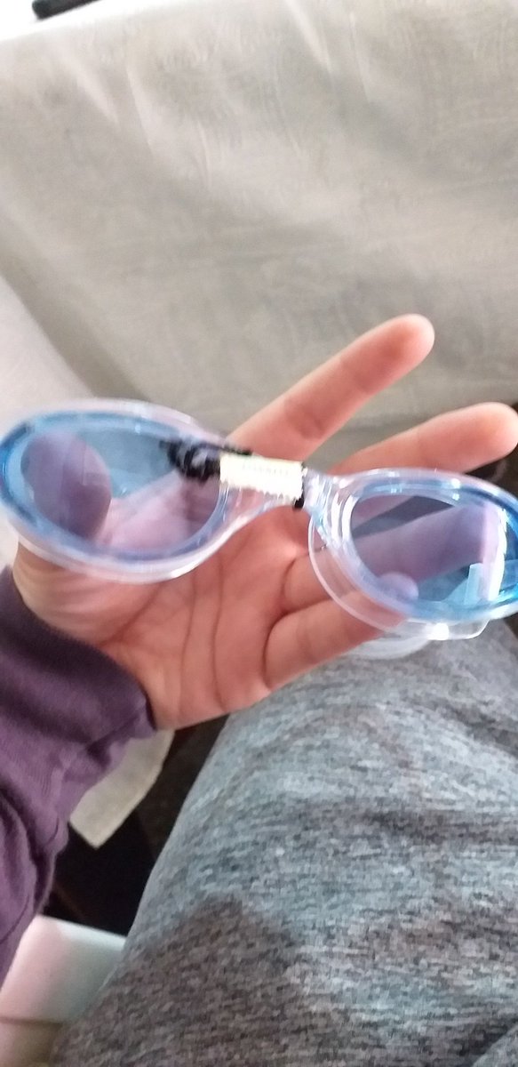 Fausto83898446's tweet photo. Onda,me regalaron estos lentes de natacion y en esa epoca era el dia del niño(yo no se pq me regalaron) Y yo llego a mi casa re feliz con los regalitos y veo que de la nada estaba la cajita en la que vino y ni la taza que me regalaron estaba y asi fue como se fue mi dia del niño https://t.co/Vg0CxekJm1
