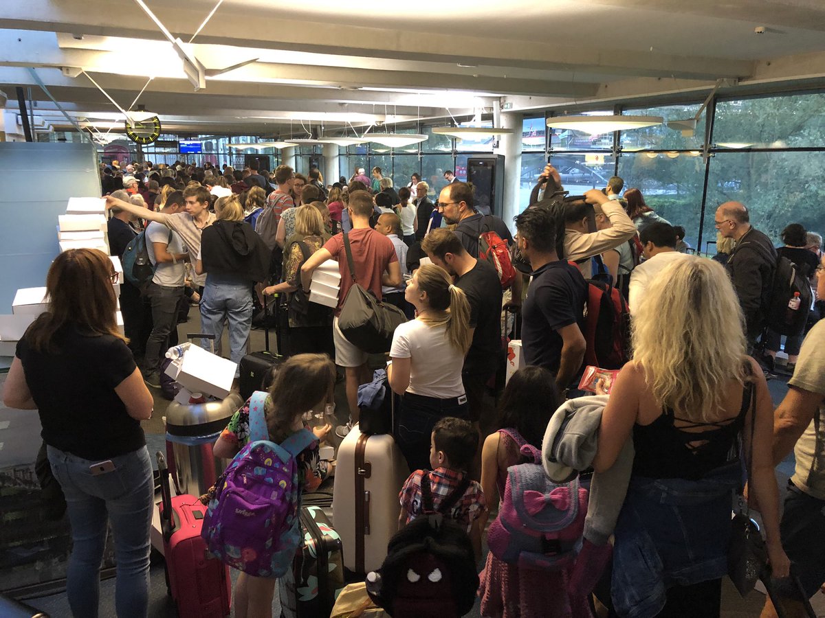 RobinPjazz's tweet photo. Wow, not a gd day for @Eurostar, our trip out to #Bruges was plain sailing to be fair, but check-in issues, cancelled trains & trespasser on the train today meant a 3 1/2 hour delay returning.. better comms pls & better systems needed in place at Lille maybe? #ES9149/1 #travel https://t.co/3Ompjos5lN