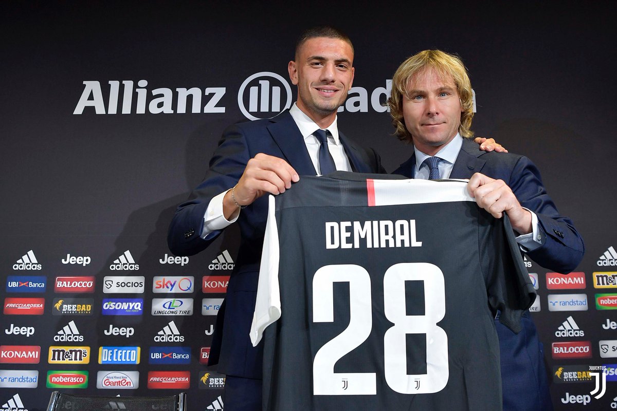 Col_Bianconera's tweet photo. 🇹🇷DEMIRAL🦓
El defensor turco fue presentado hoy oficialmente; jugará con la camiseta #28.
'En 🇮🇹se aprende mucho en defensa. Mis ídolos son con quienes entreno ahora, como Chiellini. La comparación con Montero es un honor'.
#JOFC #ColombiaBianconera #WelcomeMerih #ForzaJuve https://t.co/aly4s2rrgl