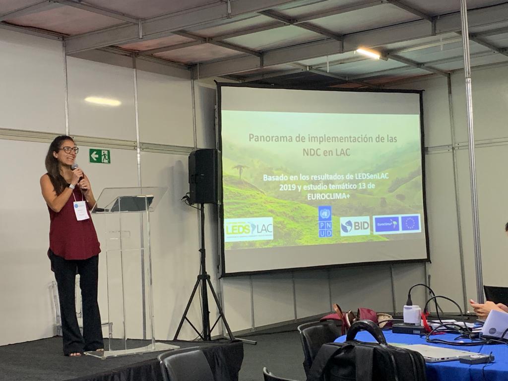 LedsLac's tweet photo. Pía Zevallos, de @LibelulaPeru, en #LACClimateWeek presenta un panorama de la implementación de las NDC en LAC, en base a dos estudios: #LEDSenLAC (apoyado por @pnud, @el_BID, Diálogo entre Pares de @EUROCLIMA_UE_AL) y Estudio Temático 13 de EUROCLIMA+. https://t.co/j53Ifceqce