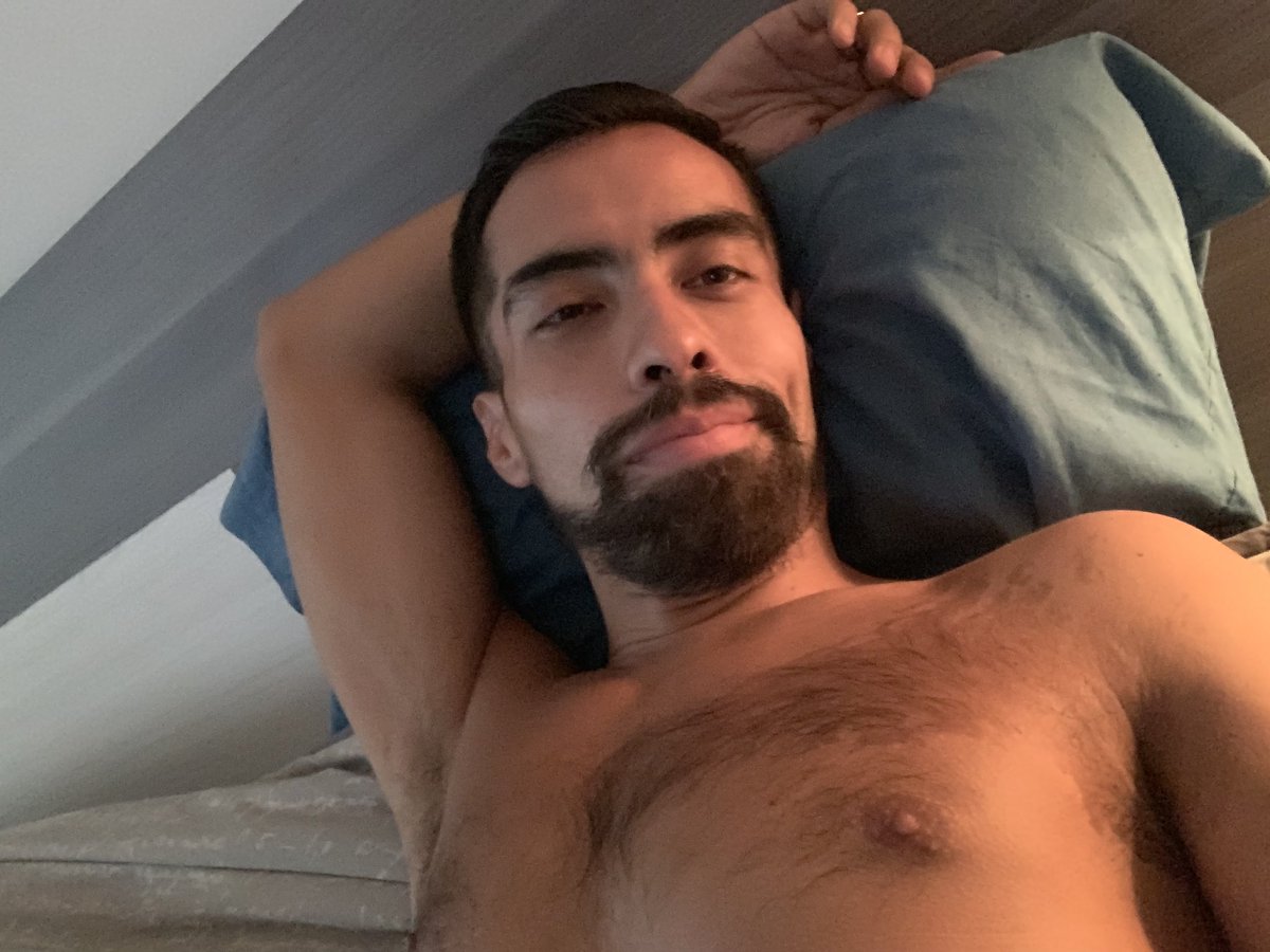 Camus_Mu's tweet photo. Llegar a casa y tirarse en la cama #placeresdelavida #flojeando... ya me dio flojera de ir a clases 😅... #soyelprofesor https://t.co/Hq37ZVpi6S