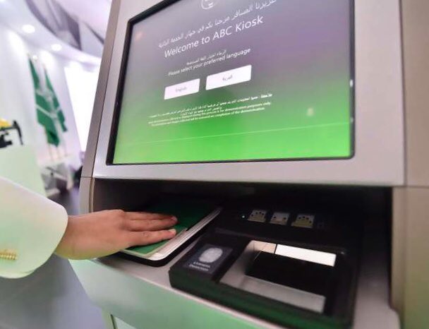 من أبرز الإدارات التي شهدت نقلة نوعية في عملها “الجوازات” والتي تطورت تطوراً ملحوظاً ومُتسارعاً سواء في تجهيز الوثائق وإرسالها بطريقة سهلة ومُيسرة .. أو في خدمة المسافرين القادمين للمملكة من خلال الخدمات الذاتية أو الموظفين، فلم يعد هناك طوابير الانتظار التي كنا نشاهدها سابقاً .