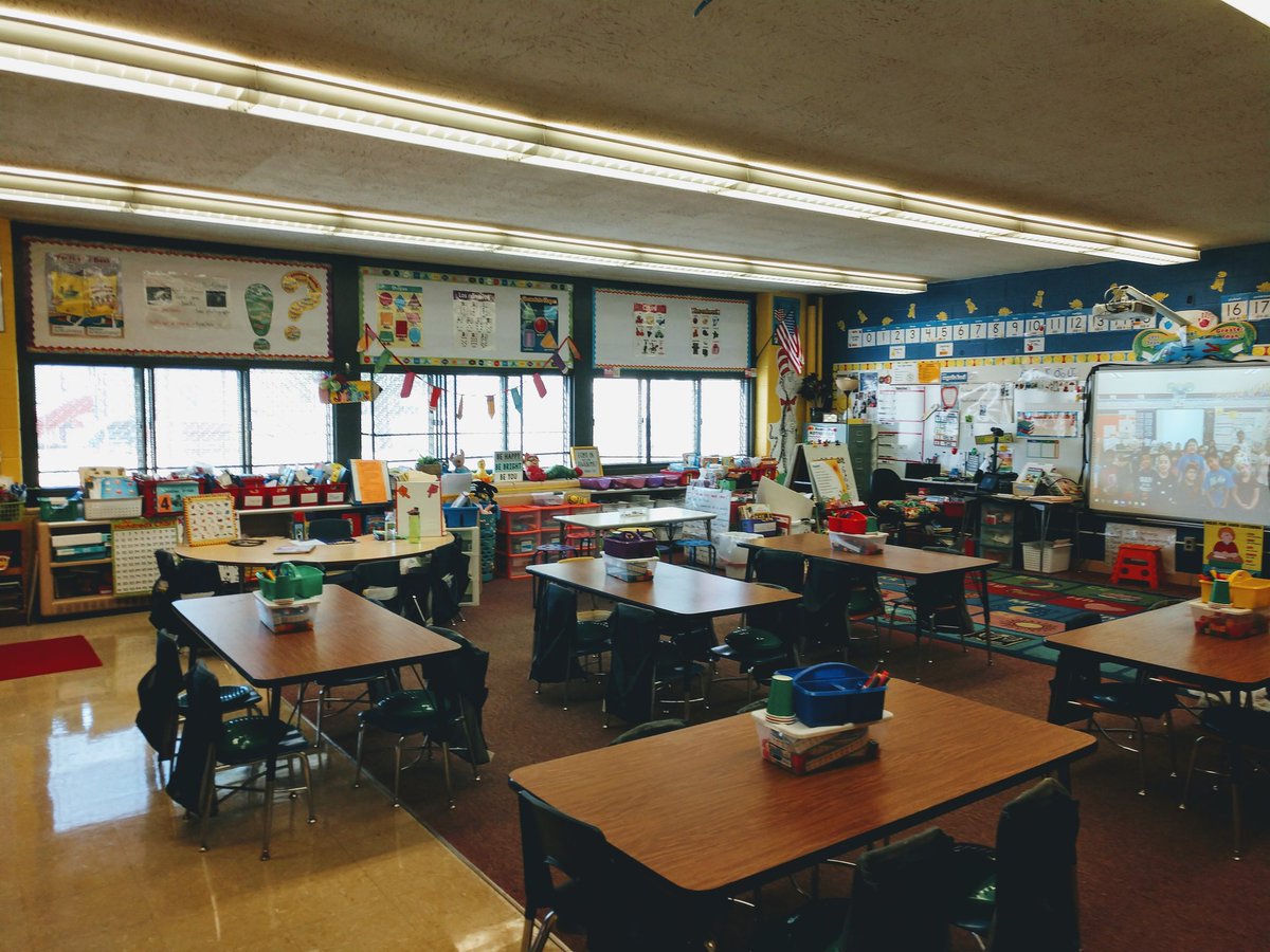 JungersCourtney's tweet photo. It's going to be a GREAT year!!🍏🍎🍏🍎 The classroom is looking awesome  and I'm getting excited to meet my students!!! ♥️ @HuntTigersES @siouxcityschool https://t.co/r4AfXxiJyz