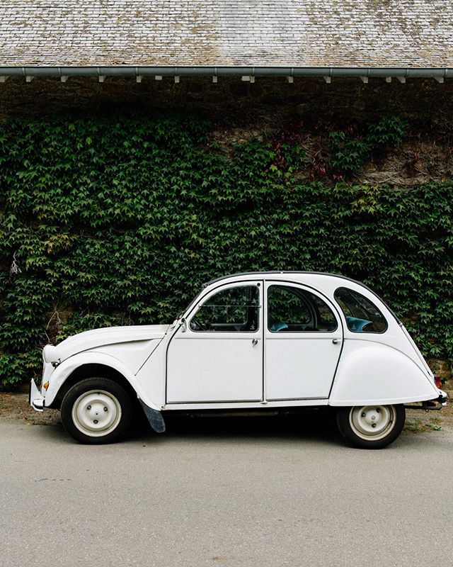 📷 a vintage Citroen 3v in Brittany, France.