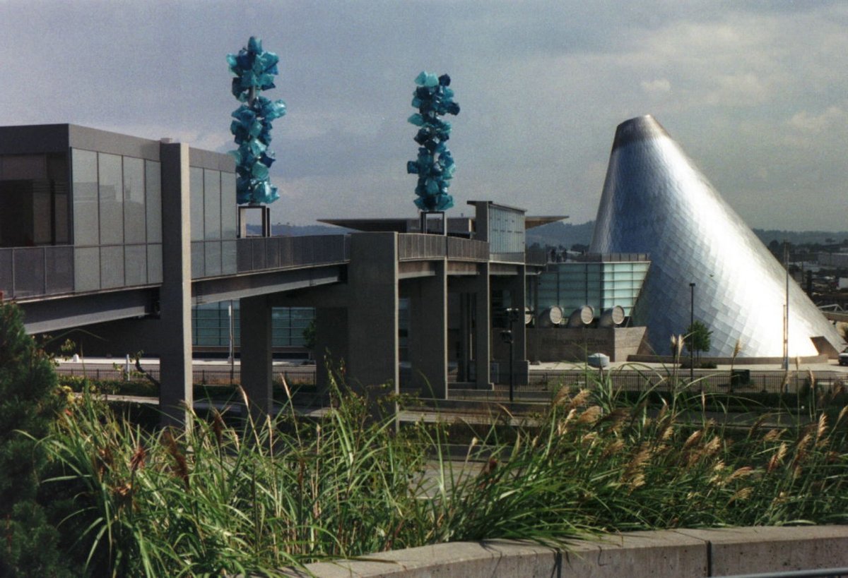 TheSteiger's tweet photo. Tacoma's Museum of Glass is located at 1801 Dock St. It is a premier contemporary art museum dedicated to glass and glass making as well as housing one of the West Coast’s largest and most active museum glass studios! #100DaysOfLoggerFootball https://t.co/vqU7ALzrlY