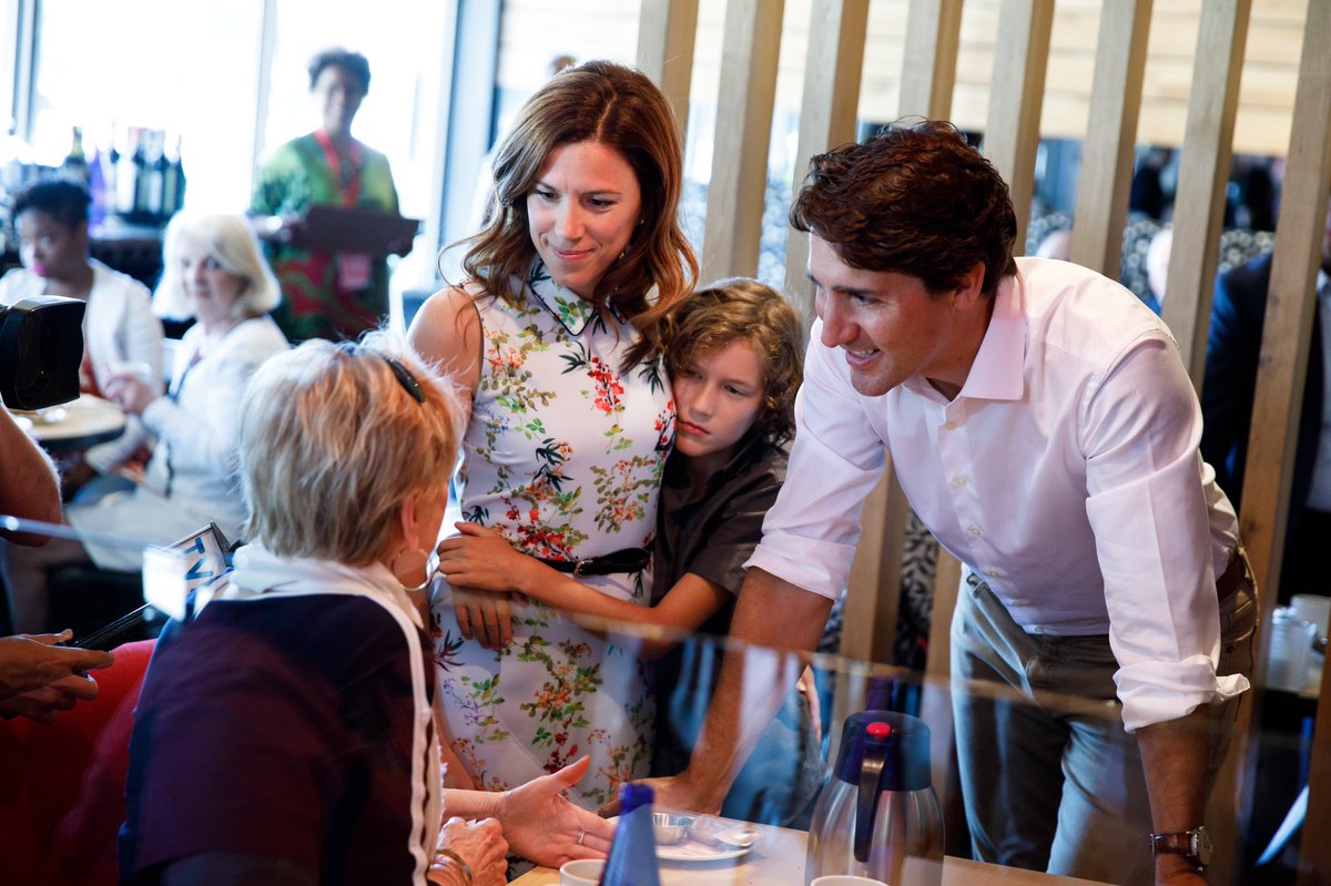 ValRenaudMartin's tweet photo. Une vague d’énergie positive a déferlé sur #TroisRivières ce matin alors que notre premier ministre @JustinTrudeau ainsi que mes collègues se sont joints à moi pour aller à la rencontre des Trifluviennes et Trifluviens. #pol2019 #EquipeValérie #EquipeTrudeau #politiquepositive https://t.co/Z8ysX2XHsJ