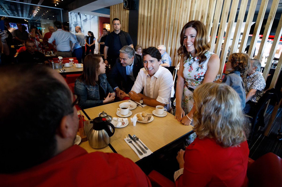 ValRenaudMartin's tweet photo. Une vague d’énergie positive a déferlé sur #TroisRivières ce matin alors que notre premier ministre @JustinTrudeau ainsi que mes collègues se sont joints à moi pour aller à la rencontre des Trifluviennes et Trifluviens. #pol2019 #EquipeValérie #EquipeTrudeau #politiquepositive https://t.co/Z8ysX2XHsJ