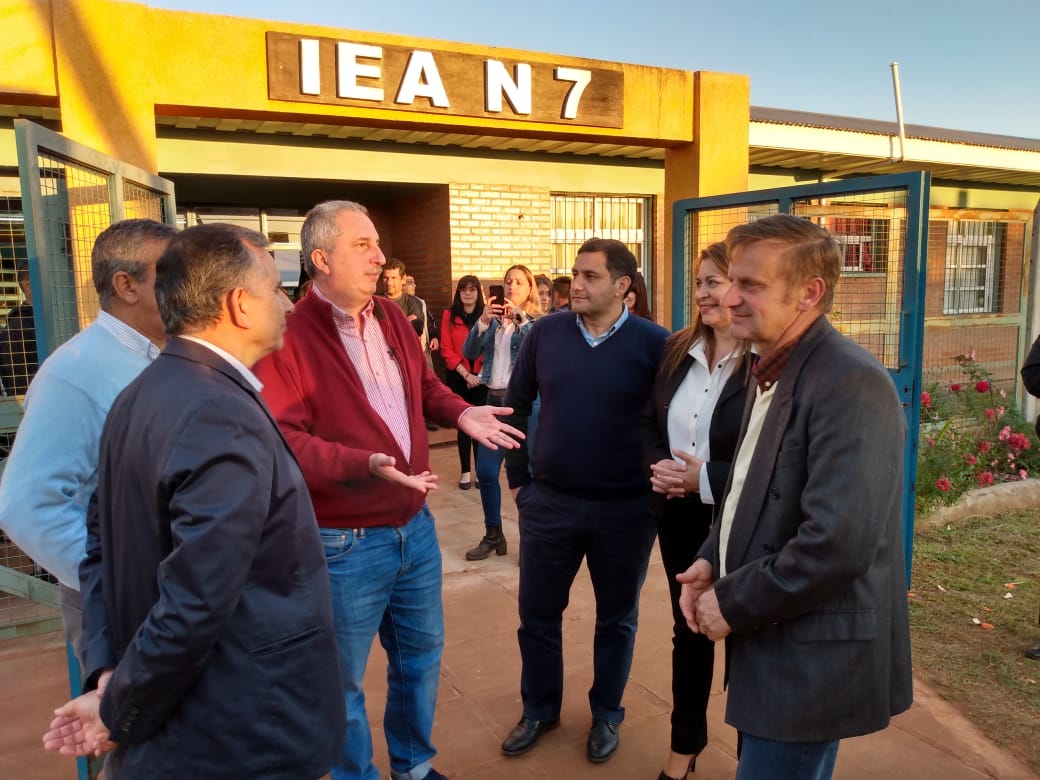 maidanamis's tweet photo. Acompañamos a @passalacquaok @ivonneaqui y @jalbertogalarza en la entrega de #tractores a Escuelas Agropecuarias en el #IEA7 de #Garupá ... felicitaciones Dire Freddy Yung, equipo docente y toda la comunidad educativa!
@CGEMisiones @misioneseduca @INETetp @mariluleverberg https://t.co/d2FgvqmUOf