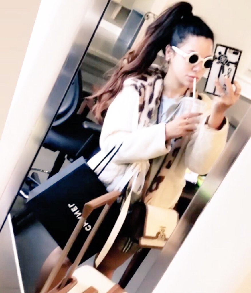 PARISIANCHNLYSL's tweet photo. Ohhh my goshh people need to let @gabcake breath she go through sooo much just because shes a YouTube star doesn't mean she needs to have her private life in public if shes goiing through PTSD then shes goiing through PTSD its reall life peoplestufflikethishpns🎃🍁☕
##GabCake https://t.co/gdOWbQoPNo