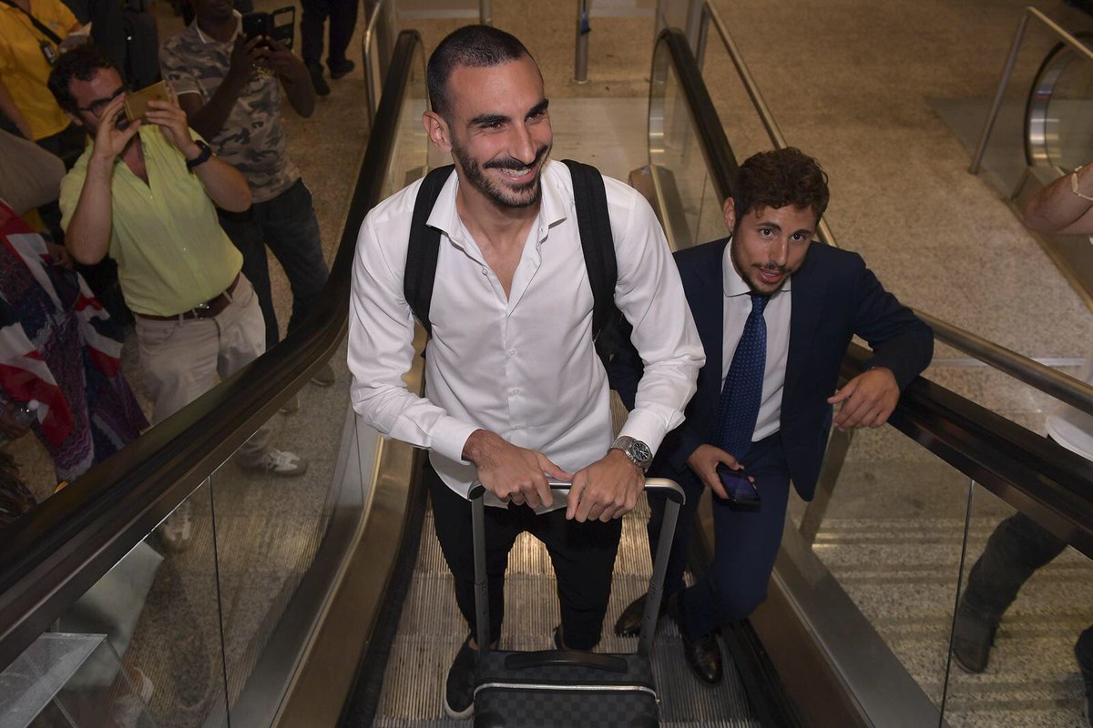 ASRomaEN's tweet photo. Davide Zappacosta arrives in Rome... 
👋 https://t.co/Z7HzW5UCIP