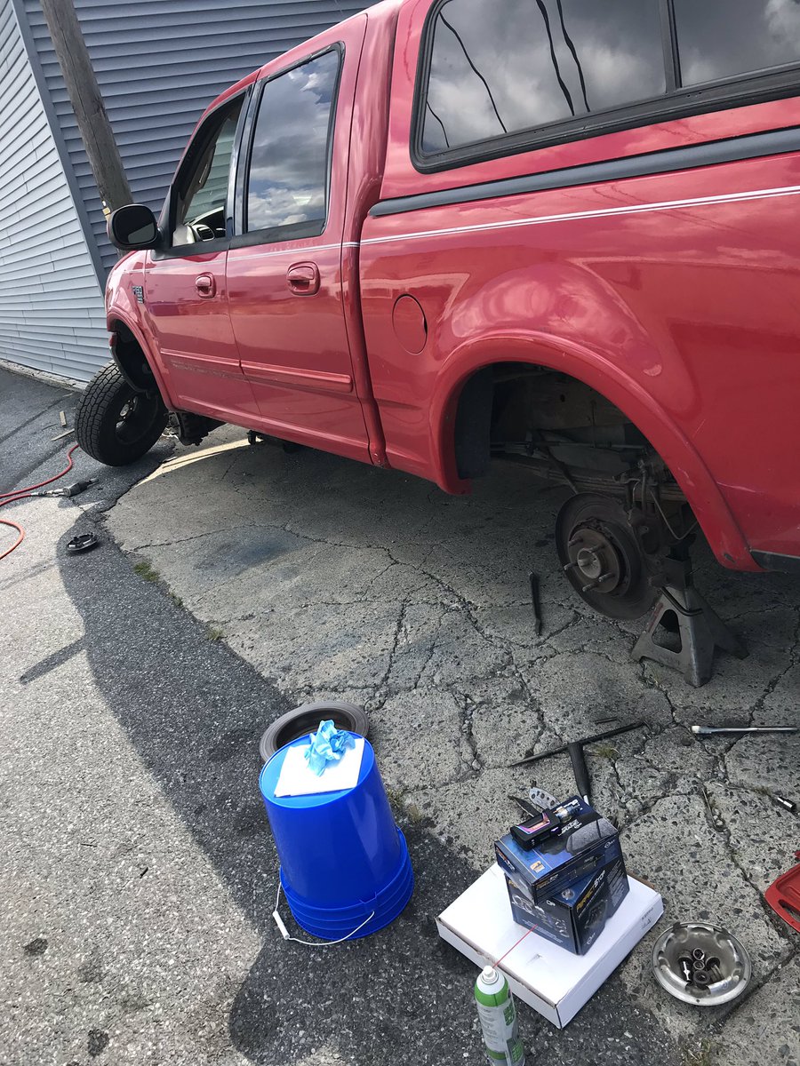 BANNABLEwolf's tweet photo. I will never own a @Ford again big ass pile of shit but hey @Dodge u want to hook me up with a Cummings #fordproblems #needadodge #fuckaford #garbage #junk #triton #follo #reallife https://t.co/rJV7XoubRk