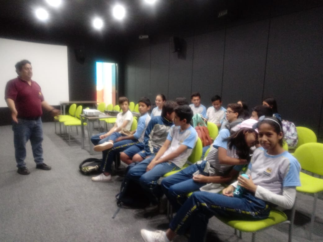 ciergalapagos's tweet photo. #HéroesDeEficienciaEnergética
"Si practicamos hábitos eficientes en el uso de la energía, nuestro entorno se verá favorecido positivamente".
El 9° año de la Unidad Educativa "Loma Linda" participa de nuestro programa de difusión sobre eficiencia energética.  ☀️🇸🇱🌎💡 https://t.co/Jg5K2L684p