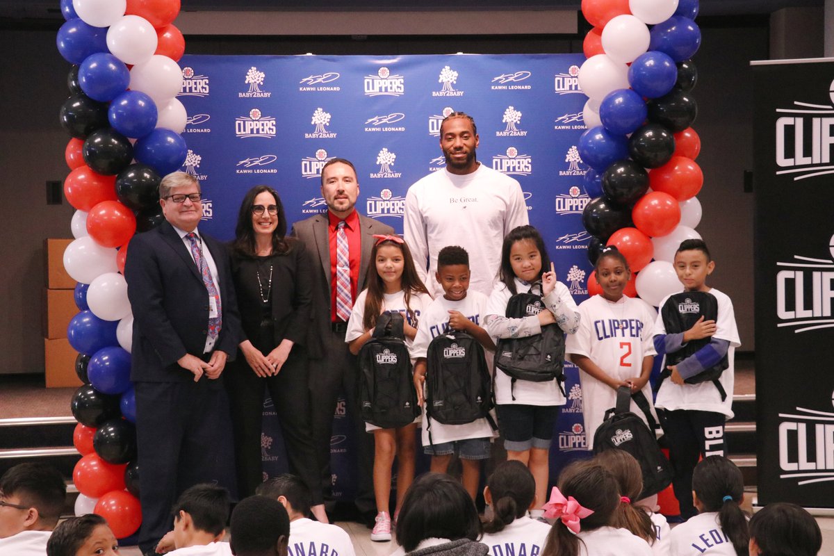 MorenoValleyUSD's tweet photo. SURPRISE! NBA star #KawhiLeonard returned to his hometown elementary school, our very own Cloverdale ES, to announce the donation of 35,000 backpacks for all of Moreno Valley USD! Thank you Kawhi, @laclippers Foundation, &amp; @baby2baby for this back-to-school opportunity! 🎒👏👏 https://t.co/gbShntJNpI