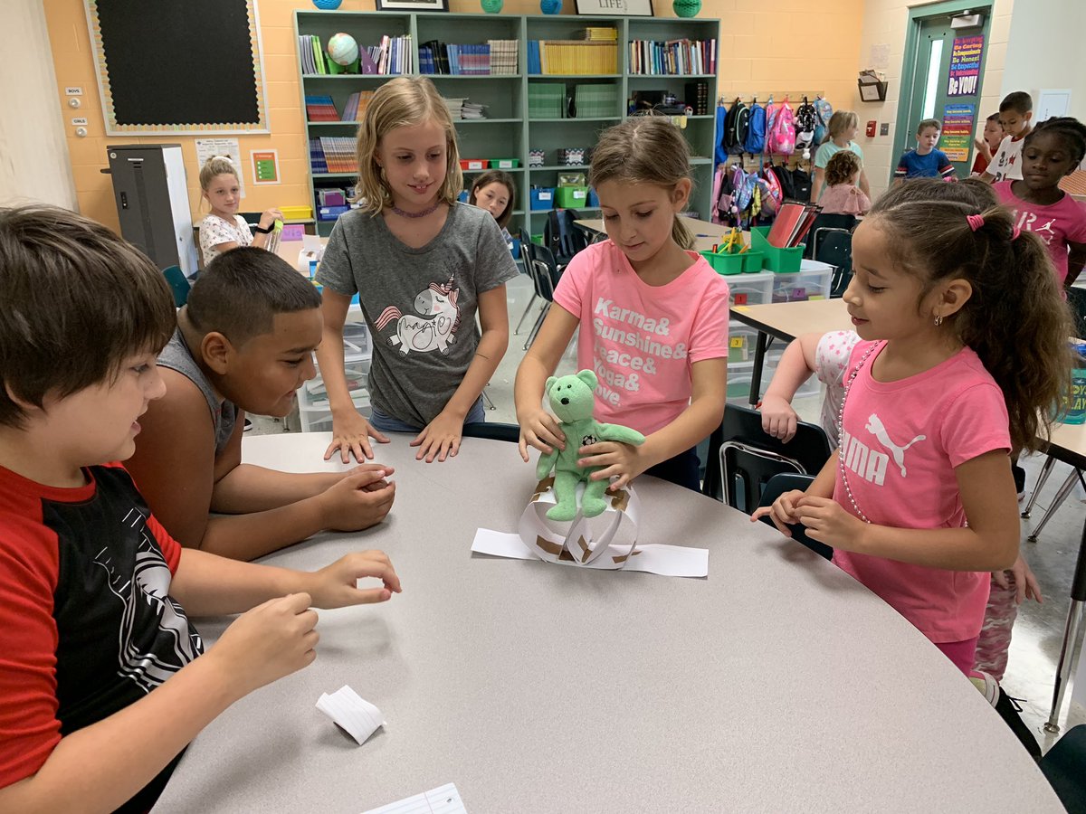Mrs_Hansen3rd's tweet photo. Who can build an index card tower to hold Mr. Bear? #teamwork #sunraysoars https://t.co/aFyAx0sXqj