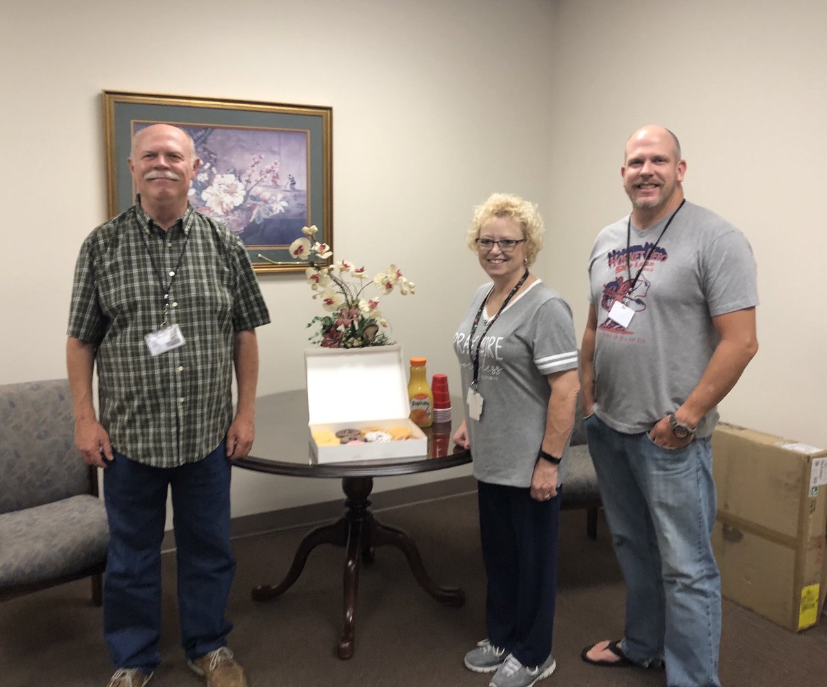 TaraHelms1's tweet photo. #CelebrationTuesday! @LCSMoves celebrating our awesome tech staff today. #LCSconnect https://t.co/CPZN5OuxD4