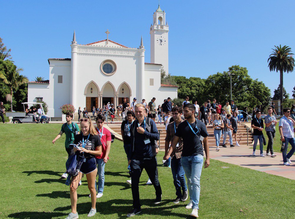 LMUAdmission's tweet photo. We welcomed over 400 new transfer students to the pride this morning at Transfer Convocation!

Making up nearly 27 percent of the incoming class, these Lions hail from 43 different countries and roared to #LMU via a variety of routes... https://t.co/IuXssN5dl4 🦁

#LMUOrientation https://t.co/Opsa1RLlZx