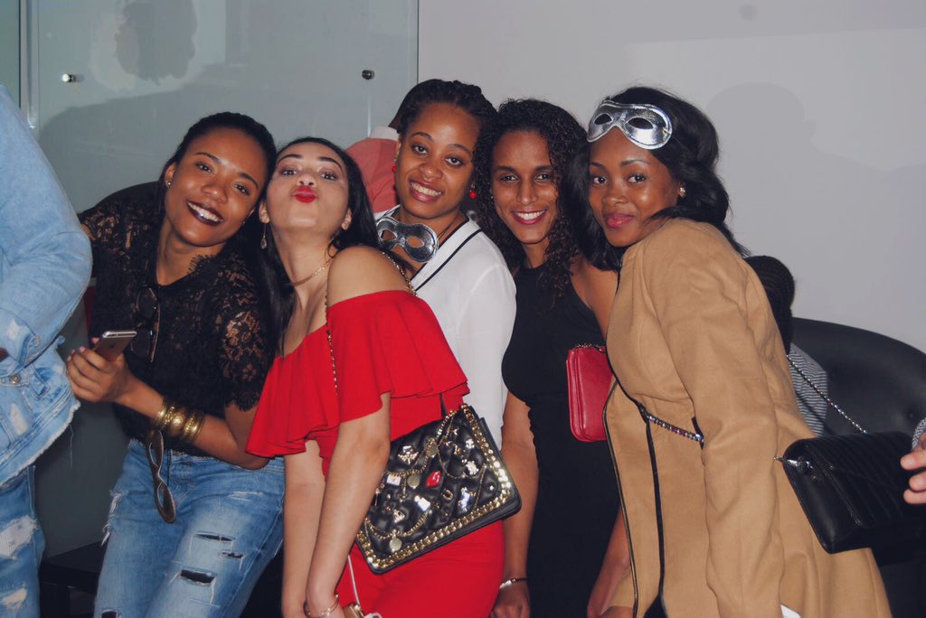 jessicareginajr's tweet photo. @OPrata95 O MEU TIME PERFEITO #rideordie @jdanielaa00 @vaz_kelia @CarlaAzevedo08 #Adely de sempre, para sempre. ❤️❤️❤️❤️ https://t.co/d9HSB083M1