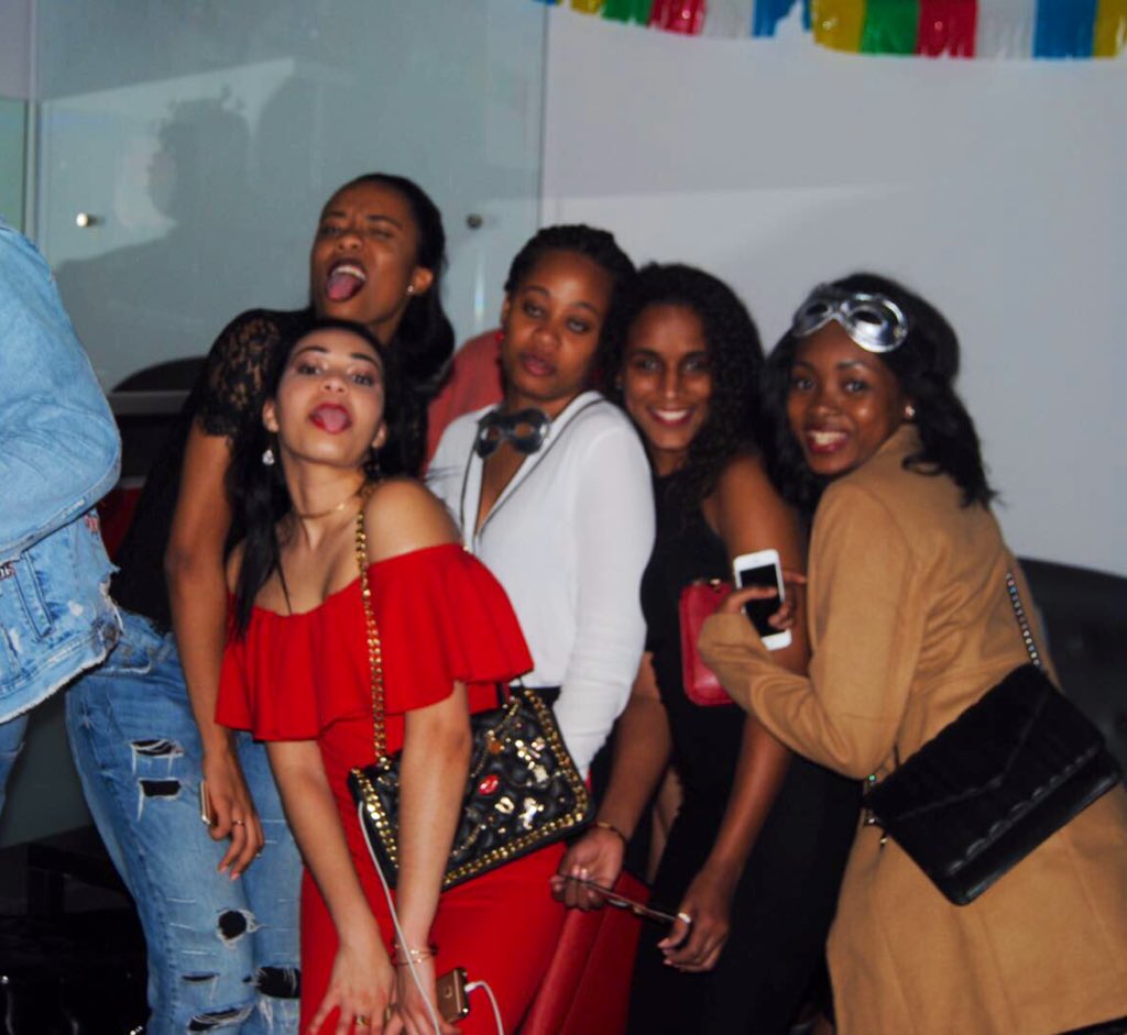 jessicareginajr's tweet photo. @OPrata95 O MEU TIME PERFEITO #rideordie @jdanielaa00 @vaz_kelia @CarlaAzevedo08 #Adely de sempre, para sempre. ❤️❤️❤️❤️ https://t.co/d9HSB083M1