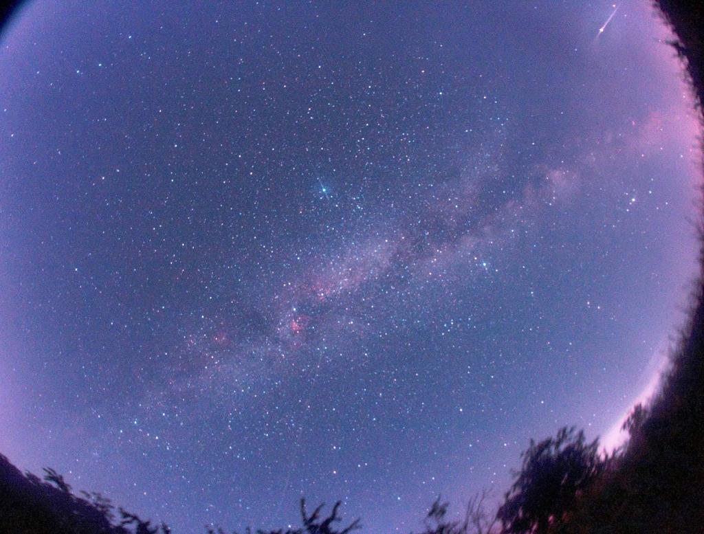 KpHaciserif's tweet photo. Skywide Milkyway from Southern France [1080x1080] via /r/spaceporn https://t.co/gT3hmetHAk https://t.co/q1NOq511sv