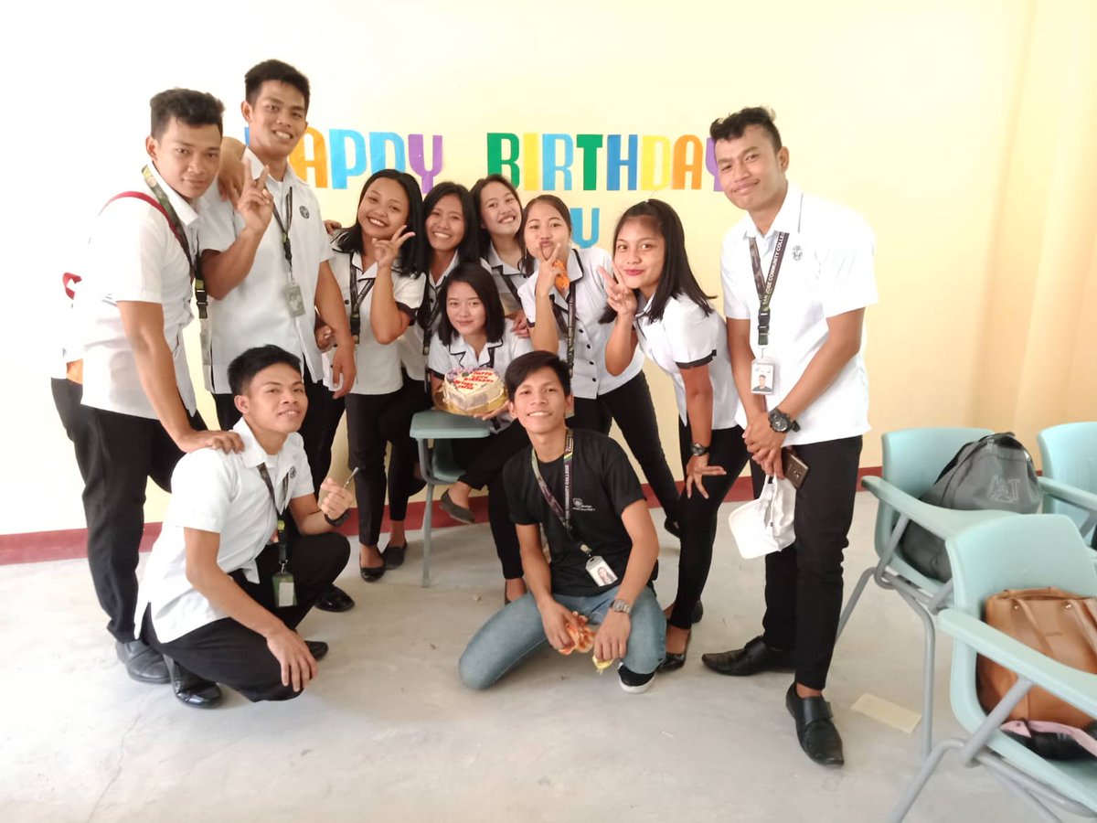 mamamooow's tweet image. Flex ko lang squad ko sa room. #TeamDrawing #MathMajors💕😂