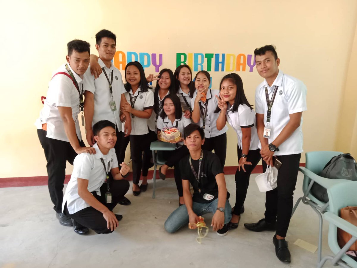 mamamooow's tweet image. Flex ko lang squad ko sa room. #TeamDrawing #MathMajors💕😂